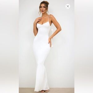 Elegant White Blackless Dress